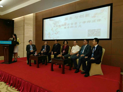 第八届西部律师论坛政府法律顾问分论坛在结束了演讲嘉宾主题演讲之后，由会议主持邀请七位嘉宾参加讨论，与到会律师代表进行互动沟通。