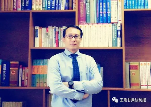 “以法求兴、以律促正、以民为天”。进入甘肃兴正天律师事务所办公室后首先映入眼帘的便是该律所秉持的上述执业理念。“一名称职的执业律师一定是专业的、敬业的、勤勉的。但如果能在理性法律思维之余还具有些许温度
