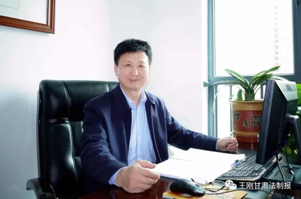 “律师这个职业承载着太多的期许，从选择律师职业的那一刻起，我就选择了与难题为对手，律师又是个急不得的职业，律师也是个因选择而幸福的职业。律师没有可以仰仗的权力，而面对的却是形形色色的难题，是当事人自己