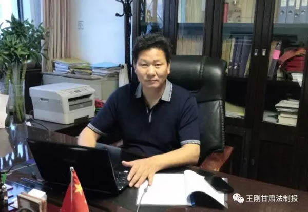 从取得律师资格至今，他一直重视维护弱势群体合法权益，坚持在敦煌市司法局法律服务中心免费坐班，为上门的当事人免费提供各种法律咨询，解答相关法律问题。其中受援助对象均为家庭经济条件困难、年老及妇女未成年人