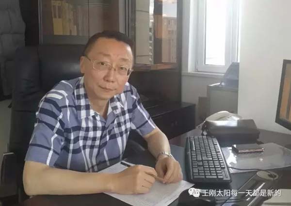 初见王力，就被他睿智的战略构想，深具亲和的人格魅力所折服。王力2002年开始律师执业，现任兰州仲裁委员会仲裁员、劳动争议仲裁委员会仲裁员，甘肃王力律师事务所主任。
