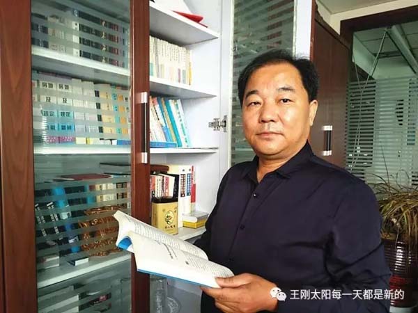 “青春在创业中闪光，人生在奉献中升华”，这对于最具亲和力和人格魅力的周学琦律师来说可谓真实写照。年近50岁的他，在28年的律师执业生涯中一贯模范遵守律师职业道德和执业纪律，办案时严格坚持以事实为依据，