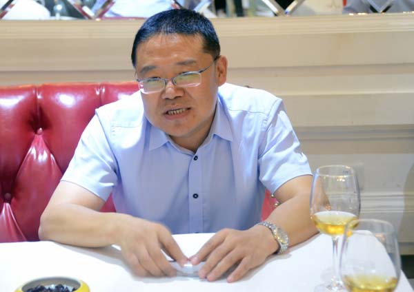 多读书，好读书，读好书。 8月24日晚，省律协副会长王祖国做客栎客客厅，以“漫谈读书”为主题与在场的20多名青年律师进行了分享沙龙活动。省律协青工委副主任靳雯律师主持本次沙龙活动。