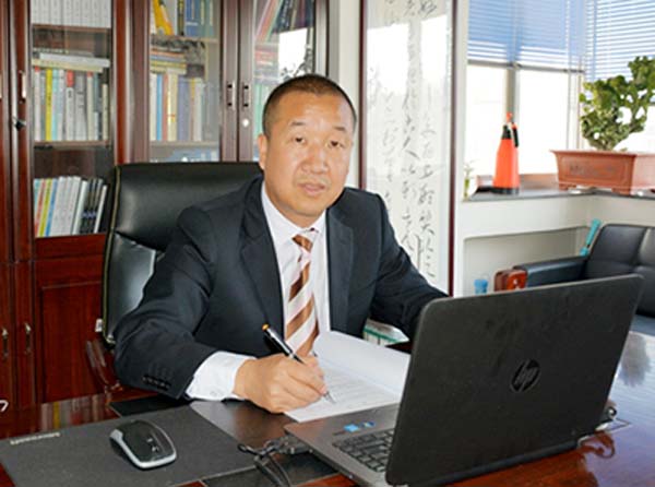 “执业这些年，倒真觉得，律师职业说到底，是一个服务行业，把当事人的合法权益放在第一位，永远是最重要的。”甘肃佳运律师事务所律师王灵平深刻的认识到  ，作为律师，在维护好当事人合法权益的同时,也要维护好