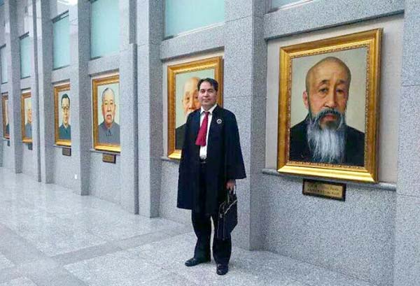 因学校未颁发学士学位证书，毕业生将母校告上法庭，要求学校依《中华人民共和国高等教育法》和《中华人民共和国学位条例》颁发学位证。这起甘肃省首例因学校拒绝向毕业生颁发学位证引发的行政诉讼案由甘肃中立源律师