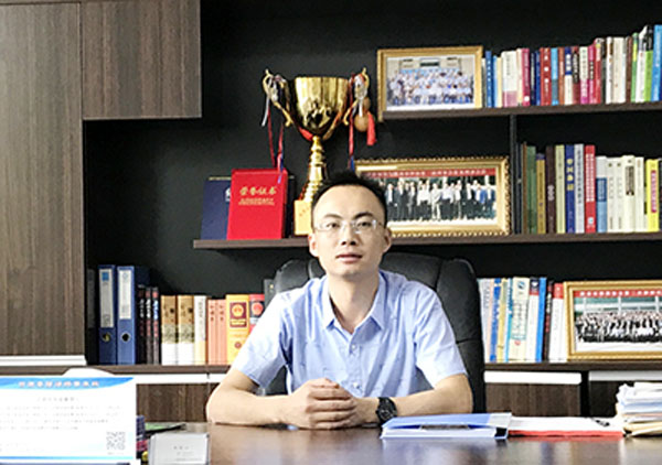 张刚，现任甘肃秦陇律师事务所党支部书记、甘肃秦陇律师事务所主任、陇南市律师协会常务理事、陇南市律协法律援助与公益事业委员会主任、甘肃省律师协会政府法律顾问专业委会委员、陇南市人民政府法律专家咨询委员会