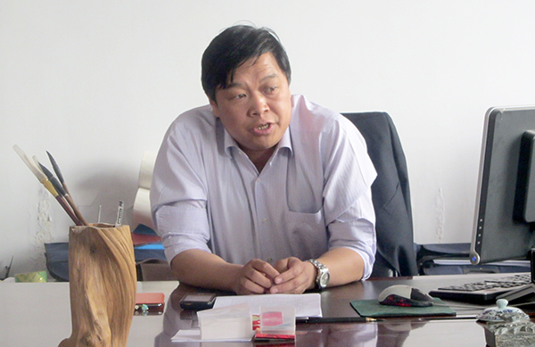 今年6月份的一天，郝成律师接到通知，有一起群体性事件，30多人聚众闹事。随后，他与相关部门领导耐心细致地做群众的说服教育工作，陈述利害关系，疏导群众心中的不满，在连续工作了三天的基础上，终于将群体性事