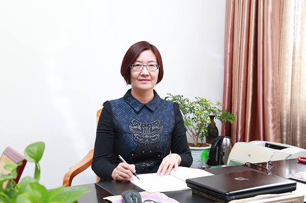 田金霞，今年44岁， 2005年通过国家司法考试并取得律师执业资格。自2006年在甘肃神舟律师事务所任专职律师以来，共接待咨询代书数千余人(次)，办理各类诉讼及非诉讼案件百余件，前后担任了酒泉市国土资