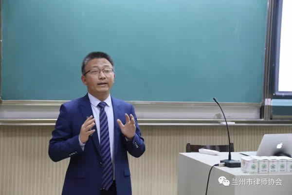 2017年11月10日晚，兰州市律师协会主办的“行业传承及专业化论坛”在华东政法大学明法楼举行。兰州市律师协会会长陈玉萍、兰州市依法治市办副主任、兰州市司法局律师管理处处长、兰州市律师协会秘书长龚利军