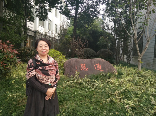 11月14日，兰州市第十六中学的马莹校长做客“栎客社区”，给青年律师们分享了自信的秘诀以及自信与口才的关系。青工委副主任靳雯律师主持当晚的分享活动。