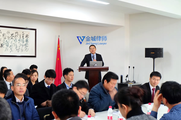 2017年12月9日上午，甘肃省企业法律顾问专业委员会主办、深圳长鹏计算机软件有限公司协办的省律协企业法律顾问专业委员会年会在甘肃金城律师事务所会议室举办，省律协副会长、委员会主任王祖国致开幕词，省律