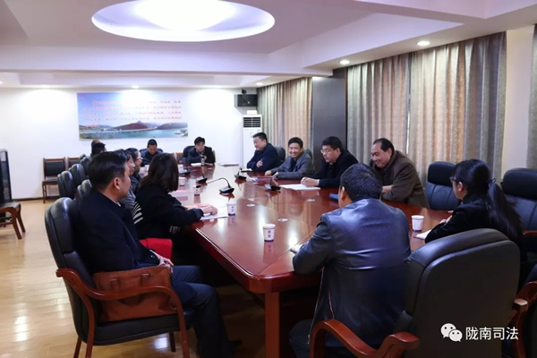 2017年12月25日下午，在陇南市司法局七楼会议室，甘肃永盛律师事务所全体职工召开会议，学习党的十九大精神。陇南市司法局党组书记、局长夏建华主持会议，党组成员、副局长王仲煦、市律师协会会长耿军林出席