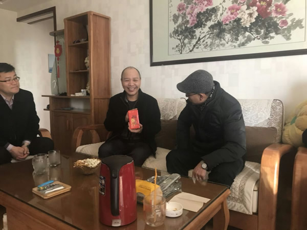 2018年1月27日上午，张掖市律师协会会长李爱国一行代表张掖市全体律师探望慰问我市患重病的律师。李爱国会长表达了协会对各位患病律师及其家属的关心和问候，仔细询问了患病律师的病情及生活情况