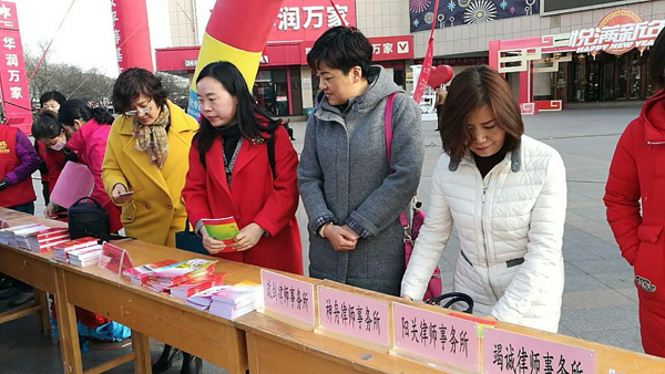 在第108个“三八”国际劳动妇女节来临之际，为了切实增强妇联组织的凝聚力、向心力和影响力，市妇联精心策划了庆“三八”系列活动。酒泉市女律师积极参与其中，多角度、多层次、多形式，广泛开展?；じ九ㄒ? title=