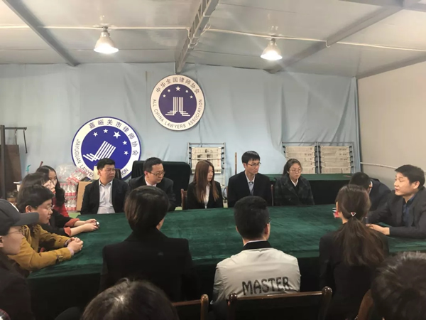 为了规范对申请律师执业人员实习管理办法，严肃实习律师管理制度，完善律师执业准入制度，2018年4月23日下午嘉峪关市律师协会向21名实习律师发放《申请律师执业人员实习证》。嘉峪关市律师协会会长叶其钦，