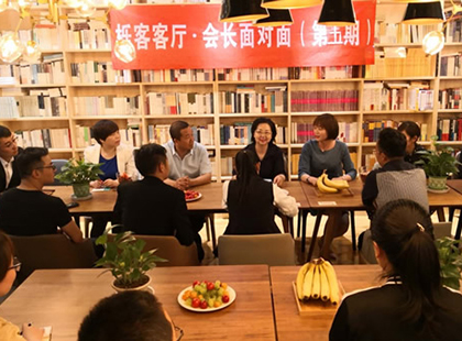 5月22日晚七点，省、市律协青工委联袂打造的“栎客客厅&#8226;会长面对面”第五期沙龙活动在中央广场理想国度书吧成功举办。本期活动特邀甘肃省律协党委委员、兰州市律协会长陈玉萍律师与大家共话