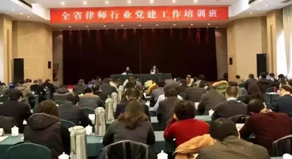 “我志愿加入中国共产党，拥护党的纲领，遵守党的章程，履行党员义务，执行党的决定，严守党的纪律，保守党的秘密，对党忠诚，积极工作，为共产主义奋斗终身，随时准备为党和人民牺牲一切，永不叛党。”