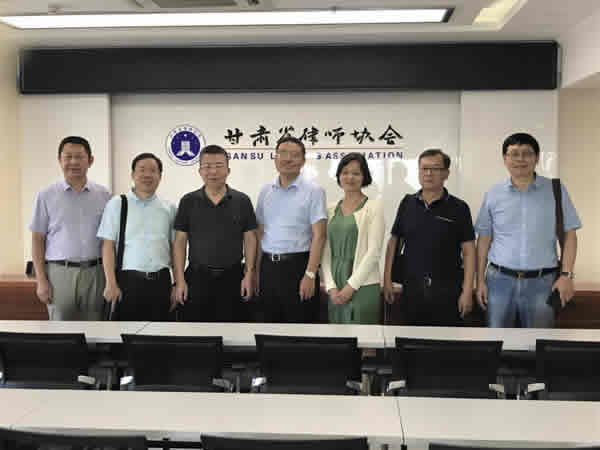 考察团一行先后到甘肃省律师协会办公场所、甘肃诚域律师事务所、甘肃金城律师事务所现场考察，并召开了座谈会?；嵘希疾焱盘「仕嗍÷墒π幸底芴迩榭鼋樯芤约傲郊衣伤那榭鼋樯?，并就律师事务所专业化发展、公司