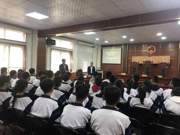 兰州市三十四中学处在城乡结合部，多为农民工子弟，其中部分学生属于留守儿童。为能够全面了解未成年人法律意识，更好的?；の闯赡耆撕戏ㄈㄒ?，未成年保护专业委员会于2017年12月1日在该校建立了“未成年人保