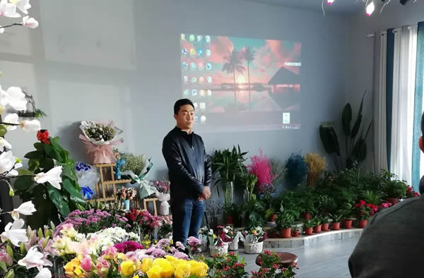2018年10月27日下午，酒泉律协第二期“沐风读书会”如期在陌上花艺店举办，本次读书会有幸邀请到市律协卢永建副会长出席并分享感悟。