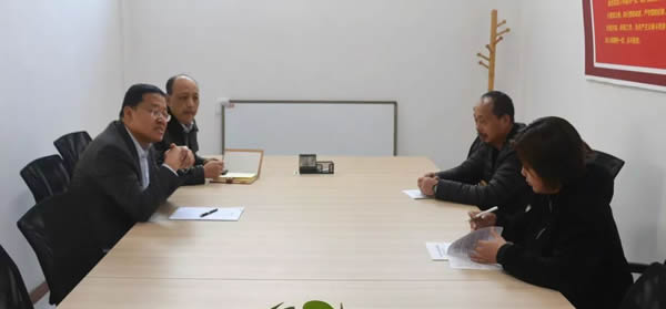 为贯彻落实中央和省委省政府、司法部和全国律协及省司法厅有关精神，进一步落实对民营企业做好法律服务有关要求，11月28日，省律协副会长、民营经济律师法律服务队副队长王祖国等律师赴民营企业开展了“法治体检