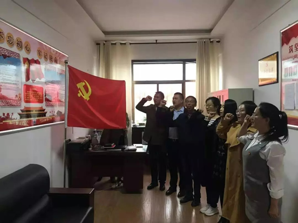 金秋十月，嘉峪关律师行业党委按照部署，组织全市律师行业党支部开展“不忘初心 牢记使命”主题教育活动。号召党员律师自觉在思想上 政治上 行动上同党中央保持高度一致。各党支部纷纷表示，开展“不忘初心、牢记