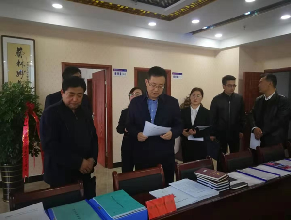 10月22日，省司法厅党委委员、副厅长、省律师行业党委书记韩世峰一行检查指导平凉市律师行业基层党支部开展“不忘初心、牢记使命”主题教育开展情况，平凉市副市长吴建忠、平凉市司法局局长蒙银奎等同志陪同检查