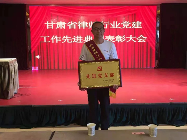 在平凉市静宁县甘肃阿阳事务律师事务所采访时，大家对事务所党支部书记、主任陈国忠赞不绝口，从业22年，把人生最美好的时光奉献给了他最热爱的律师事业。  在陈国忠律师的办公室，悬挂着当事人为他赠送的“捍卫