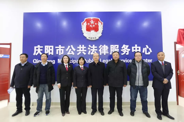 市司法局党组书记、局长马文哲，市中级人民法院副院长李海红，市司法局党组成员、副局长、市律师行业党委书记刘志杰，市中级人民法院立案庭庭长郑晓霞出席揭牌仪式。市律师行业党委副书记、会长吕民国，市司法局相关