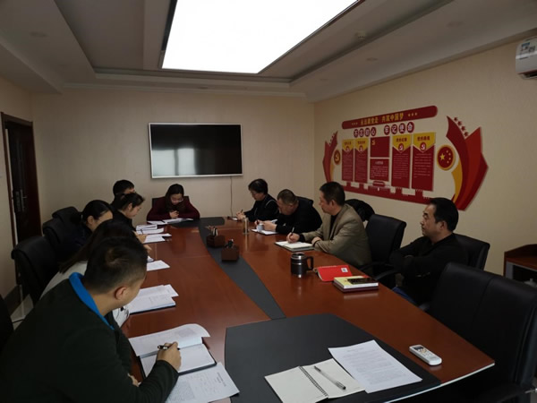12月24日下午，省律协秘书处召开了2019年度述职会议，秘书处全体工作人员参加，秘书长张维武主持会议。