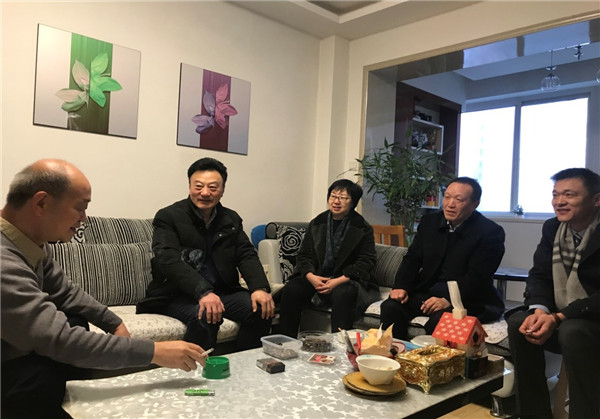 为深入贯彻习近平新时代中国特色社会主义思想，充分发挥律师行业党组织凝聚人心、汇聚力量、关爱律师、服务律师的作用、进一步增强广大律师荣誉感、归属感、使命感， 1月14日，在2020年新春佳节来临之际，甘