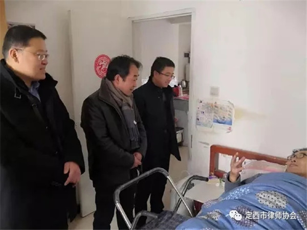 1月17日，正值农历传统小年，省律师行业党委专职副书记年发苗、省律师协会副会长王祖国一行2人代表省律师行业党委、省律协来定西慰问老律师，为老律师带来党的关怀和新春的祝福，定西市律师协会会长袁振林陪同慰
