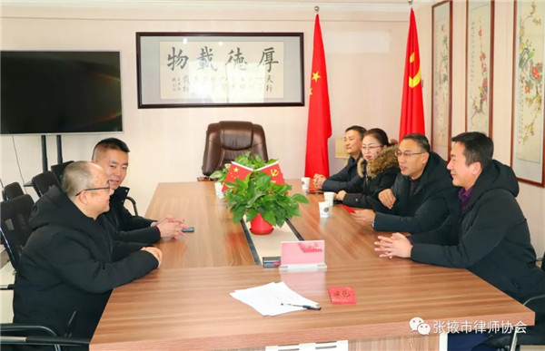 在2020年鼠年新春佳节即将来临之际,张掖市律师协会会长李爱国、名誉会长李兴禄、副会长丁志娟、副秘书长张新军、田珈福、甘肃振泽律师事务所主任胡学斌、宣传委员杨发军、何永福一行八人，于1月14日下午分别