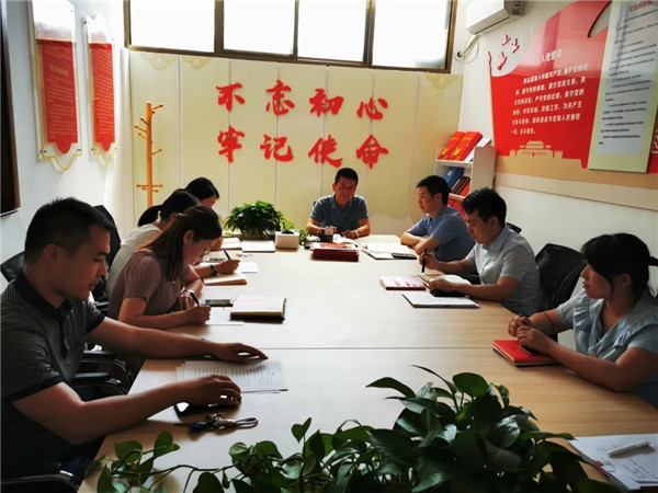 为热烈庆祝中国共产党成立99周年，6月28日下午，甘肃金城律师事务所党支部召开“庆七一”暨优秀党员表彰大会，共同回顾我们党走过的99年光辉历程，缅怀党的丰功伟绩，表彰疫情防控、“不忘初心、牢记使命”主