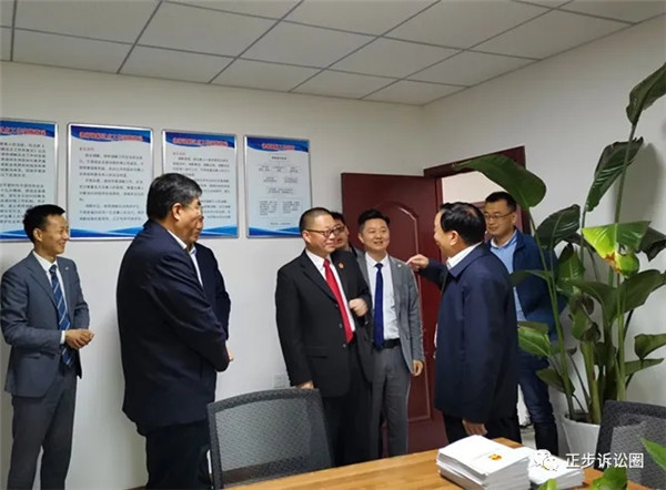 4月24日上午，省司法厅党委书记、厅长牛纪南，省司法厅党委委员、政治部主任李嘉树，省司法厅二级巡视员刘晓丽一行，莅临陇南市武都区人民法院“正步律师调解工作室”实地考察调研律师调解工作。陇南市司法局党组