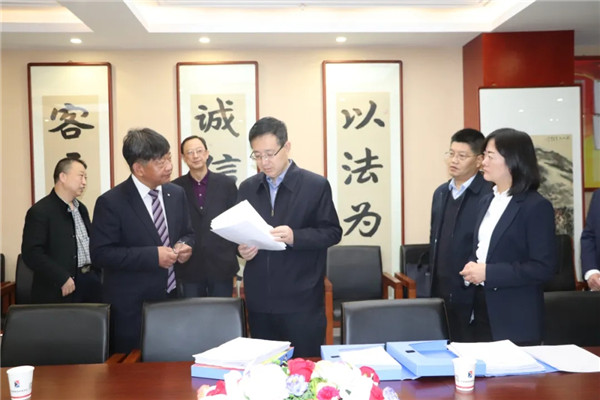 4月16日，省司法厅党委委员、副厅长、省律师行业党委书记韩世峰在天水调研律师教育管理工作。省司法厅律师工作处副处长曾霞，省戒毒局教育指导中心主任罗盘山，天水市司法局党组书记、局长周全，党组成员、副局长