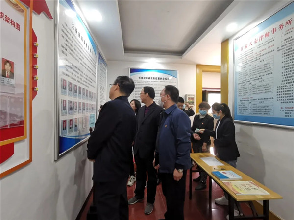 4月16日，甘肃省司法厅党委委员、副厅长、省律师行业党委书记韩世峰，厅律师工作处副处长曾霞，省戒毒局罗盘山一行，在市司法局局长周全、副局长温建平、律师工作科副科长梁刚的陪同下调研指导天秦所标准化示范党