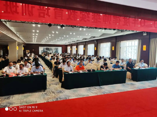 为推动全市律师专业知识，职业道德和执业纪律意识的进一步提升，酒泉市司法局和酒泉市律师协会于7月25日、26日举办了为期两天的律师继续教育培训班。