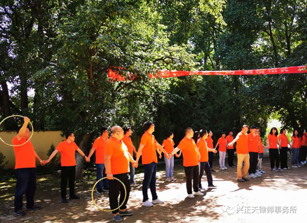 为了丰富广大员工的业余生活、增进同事间的交流、开拓视野、陶冶情操，我们兴正天律师事务所集体旅游于7月24日启程，大家在欢声笑语中正式踏上三天的旅途。一路上，大家竞相一展歌喉，感受沿途大美风光。