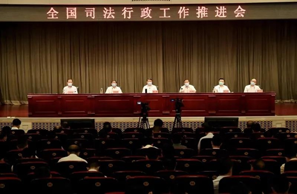 打造法治化营商环境，对于做好常态化疫情防控、助推复工复产具有十分重要的作用。甘肃省司法厅是如何在全面履行“一个统筹、四大职能”的基础上，突出打造法治化营商环境，统筹推进疫情防控和服务全省经济社会发展的