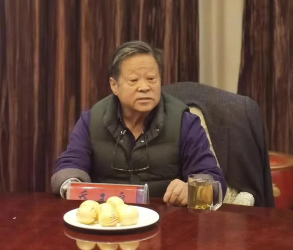 为体现行业关怀，传承行业精神，弘扬中华民族尊老、敬老、爱老、助老的传统美德，借2020年重阳节之际，市律师协会老律师工作委员会组织召开了老律师恳谈会。会议邀请老律师（年满60周岁或执业30年以上或曾为