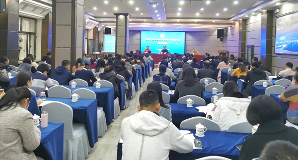 10月27日，全省申领公职公司律师工作证人员培训班在兰州正式开班。省律师行业党委委员、副会长王金贵就办好本期培训班提出要求。省律师协会副秘书长赵庆华主持开班仪式。