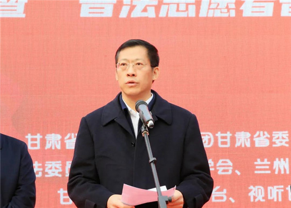 2020年12月4日，在第七个国家宪法日，甘肃省“12·4”国家宪法日暨“普法志愿者法治文化基层行”宣传活动在兰州举行。省委常委、省委政法委书记、省法学会会长胡焯出席并讲话。