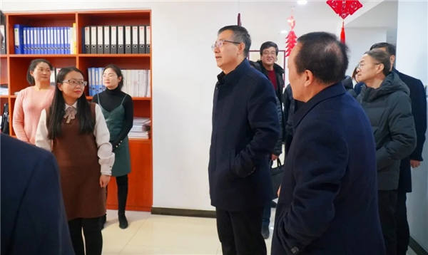 12月17日，省司法厅党委委员、副厅长、省律师行业党委书记韩世峰到甘肃经天地律师事务所和甘肃天问律师事务所调研指导律师事务所标准化示范党支部建设情况。