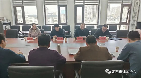 1月29日，定西市司法局党组书记、局长牛兴国一行4人来到定西市律师协会开展节前慰问活动，给全市律师送去春节前的问候和组织的关怀，并与定西市律师协会班子成员和工作人员进行座谈。