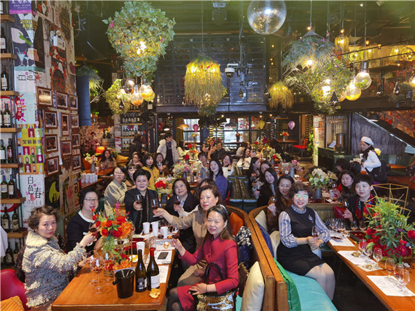 伴着盎然的春意，2021年3月7日下午，为庆祝第111个“三八国际妇女节”的到来，让平日工作繁忙女律师同仁们度过一个和谐温馨、轻松愉快的节日，甘肃省律协女律师工作委员会、兰州市律协女律师工作委员会在胡