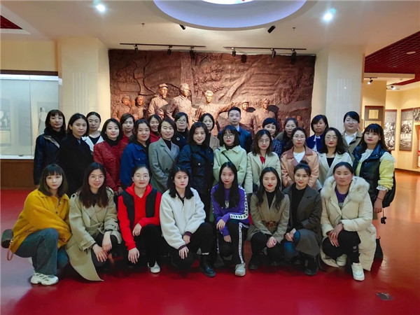 为庆祝第111个“三八”国际妇女节，丰富我市女律师文化生活，传承红色经典。3月7日下午，庆阳市律师协会女律师专门委员会组织女律师参观了庆阳市博物馆。来自甘肃北斗、昕脉、拓原、凌东、君科、正天合（庆阳）