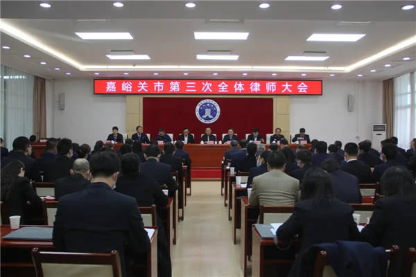 2021年嘉峪关市律师协会换届选举工作启动以来，嘉峪关市司法局认真履行监督、指导市律师协会工作职能，下好先手棋、打好主动战，精准把舵定航、全力组织实施，嘉峪关市律师行业协会第三届理事会、二届监事会换届