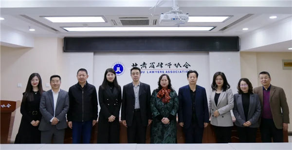 2021年4月26日下午，中国国际经济贸易仲裁委员会丝绸之路仲裁中心（简称“贸仲丝路中心”）秘书长助理蒋红梅一行走访了甘肃省律师协会（简称“甘肃律协”）。甘肃律协副会长王金贵、刘吉颖，秘书长张维武，副
