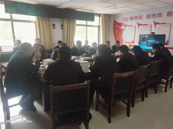 5月6日下午，市司法局召开全市律师行业突出问题专项治理自查核查阶段工作推进会?；嵋橛墒兴痉ň侄兜餮性?、律师协会会长耿军林主持。市司法局党组书记，局长夏建华出席会议并讲话。市司法局县级以上领导干部、相